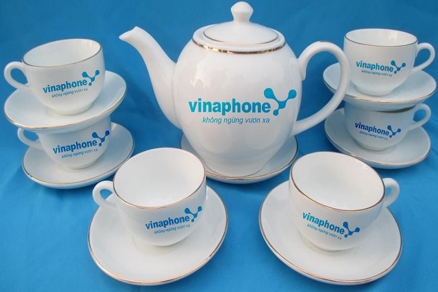 Bình trà với logo được in ấn tạo nên sự liên kết mật thiết